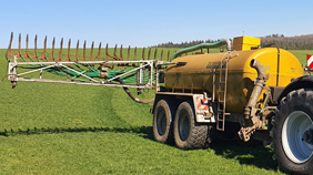 G&uuml;llefass mit Schleppschuhverteiler